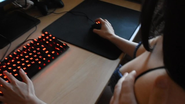 Brother forced sister to suck dick instead of playing Dota 2 - Full XXX Movies | ePornHIT.