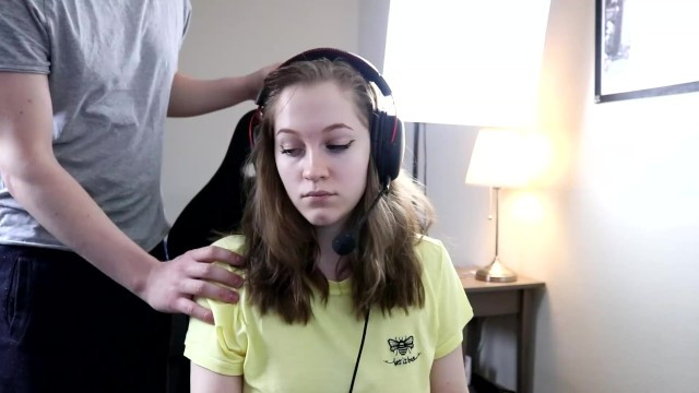 Gamer girl tries to play while getting fucked - Full XXX Movies | ePornHIT.