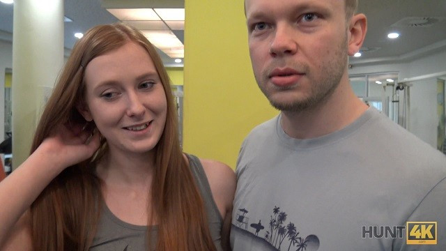 Nettes Mädchen anstatt zu trainieren hat Sex im Fitnessstudio mit einem reichen Jäger - Full XXX Movies | ePornHIT.