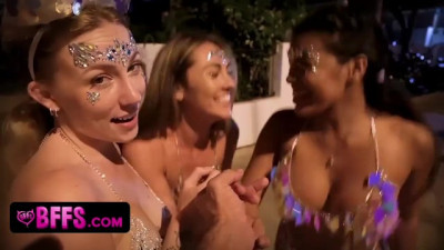 Perfect Assed Girls In Skimpy Bikini Celebrate The Fantasy Fest With Sharing Stranger's Cock