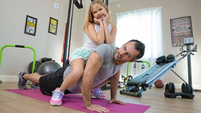 Tiny Cute Stepdaughter Annabelle Harding Gives Stepdaddy A Sloppy Blowjob During Workout