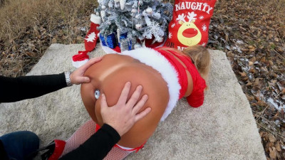 Hiker Caught Spying on Horny Mrs. Claus while she MASTURBATES Outdoors!