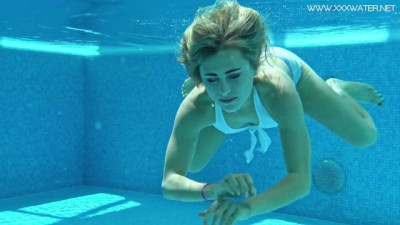 Hot US Blondie Lindsay Cruz Swims Naked in the Pool