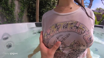 Amateur Couple Plays in Hot Tub