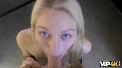 La jolie blonde Allie Rae donne sa poule mouillée